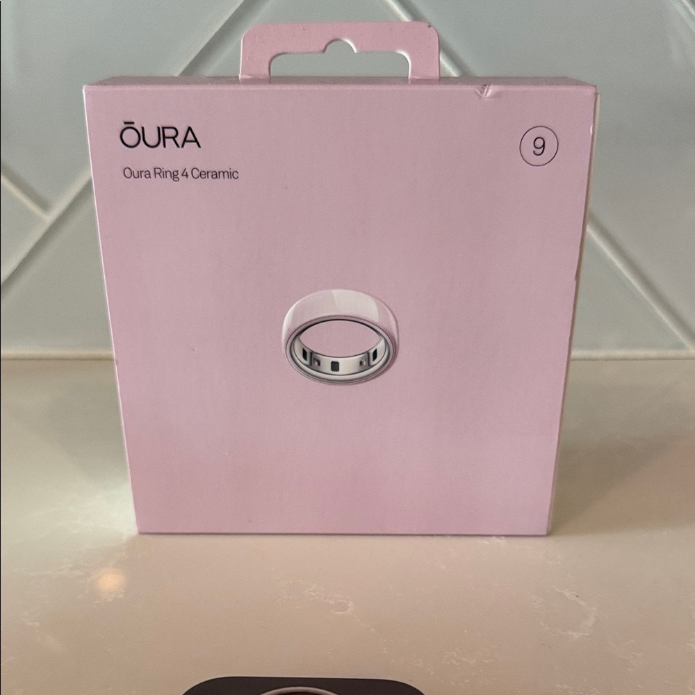 Oura Ring 4 Ceramic in Soft Pink Packaging